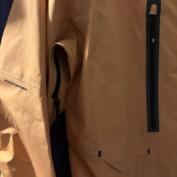 On Running Storm Jacket 🧥🧥 - Picture 8 of 12